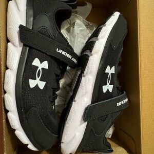Brand new NEVER worn BOYS Under Armour Velcro athletic shoes size 2Y